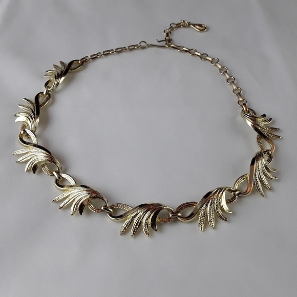 Coro Jewelry - Vintage Coro Gold tone Leaf Design Necklace 17"